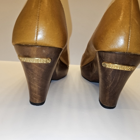 Michael Kors Elegant Tan Wooden Wedge Heels - Picture 4 of 9